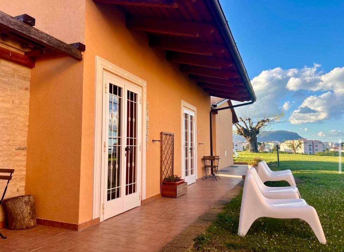 נומאנה Agriturismo Le Grange מראה חיצוני תמונה
